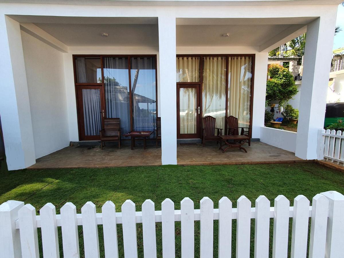 The Beach House Lägenhet Dikwella Exteriör bild